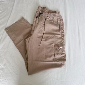 Nike Sportswear Essential Women’s High-Rise Woven Cargo Pants